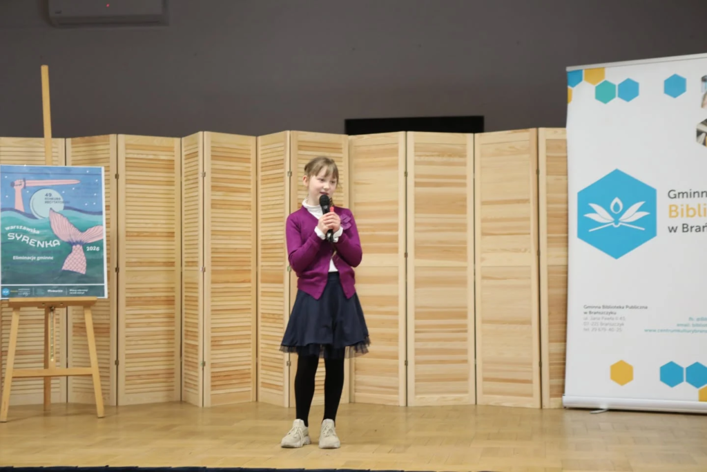Młoda recytatorka występuje przed jury