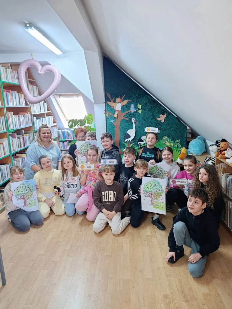 Uczniowie klasy III A z opiekunkami w bibliotece
