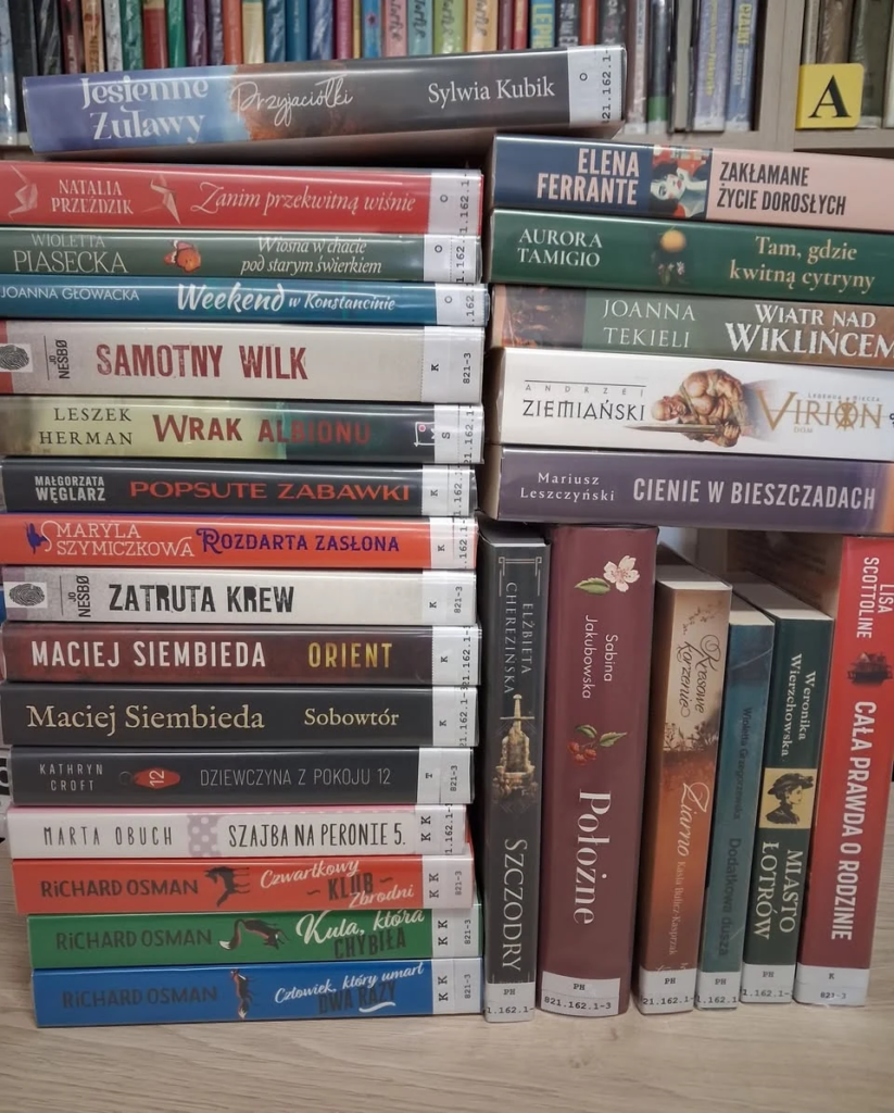Nowe książki na bibliotecznym stole