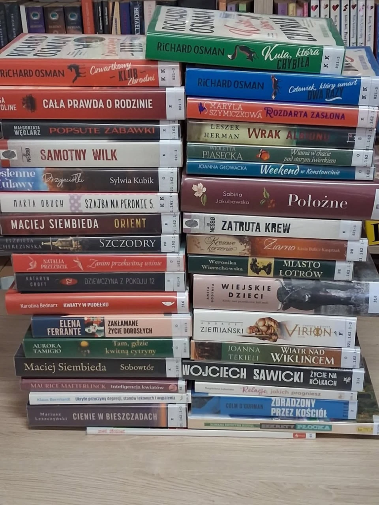 Stos nowych książek w bibliotece