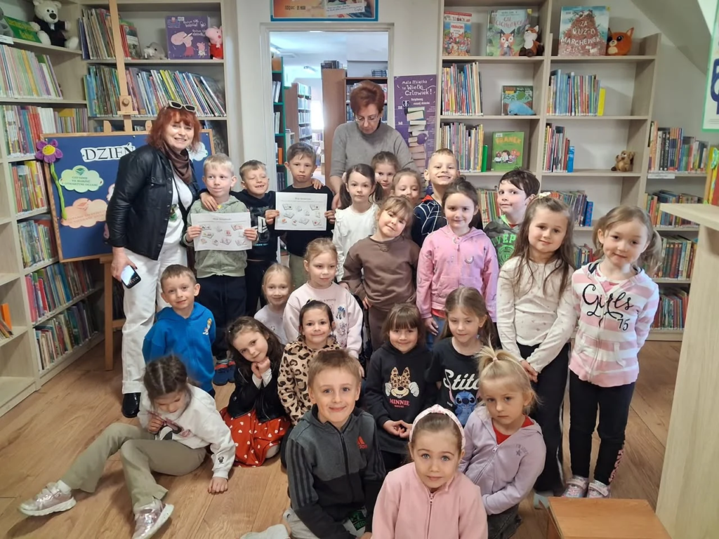 Grupa Misiów z opiekunkami w bibliotece