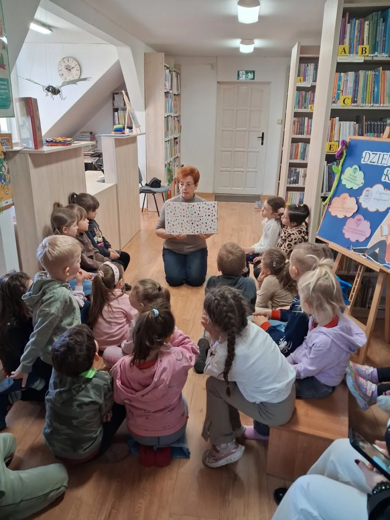 Dzieci uczestniczą w spotkaniu z książką