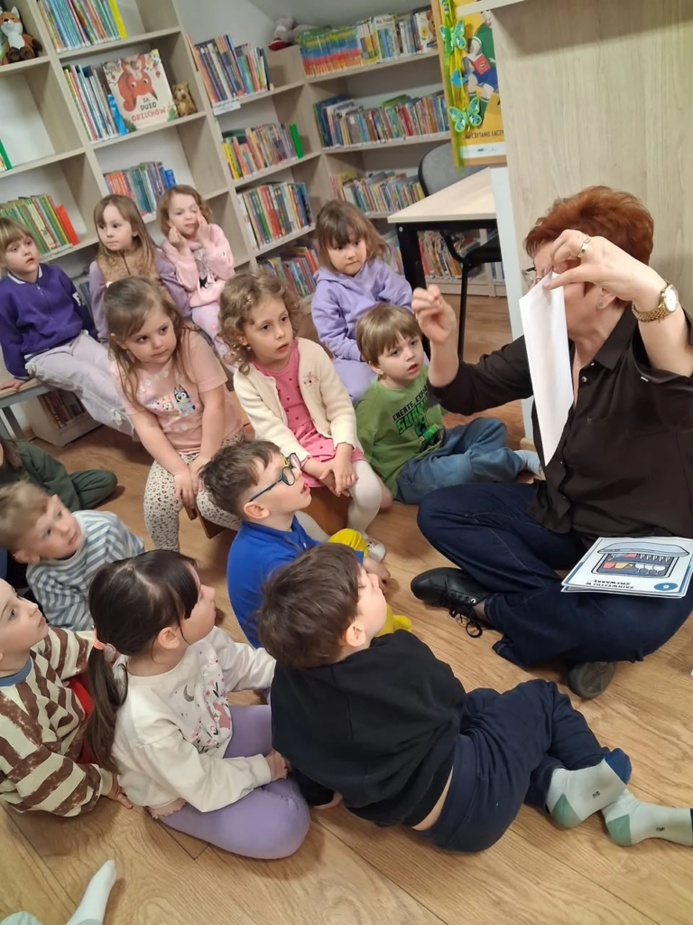Dzieci rozmawiają o wodzie z bibliotekarką