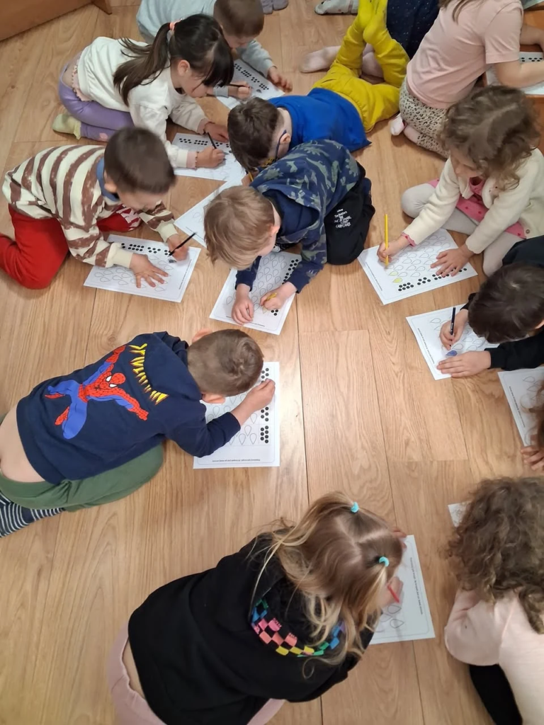 Dzieci wykonują zadania przy stoliku