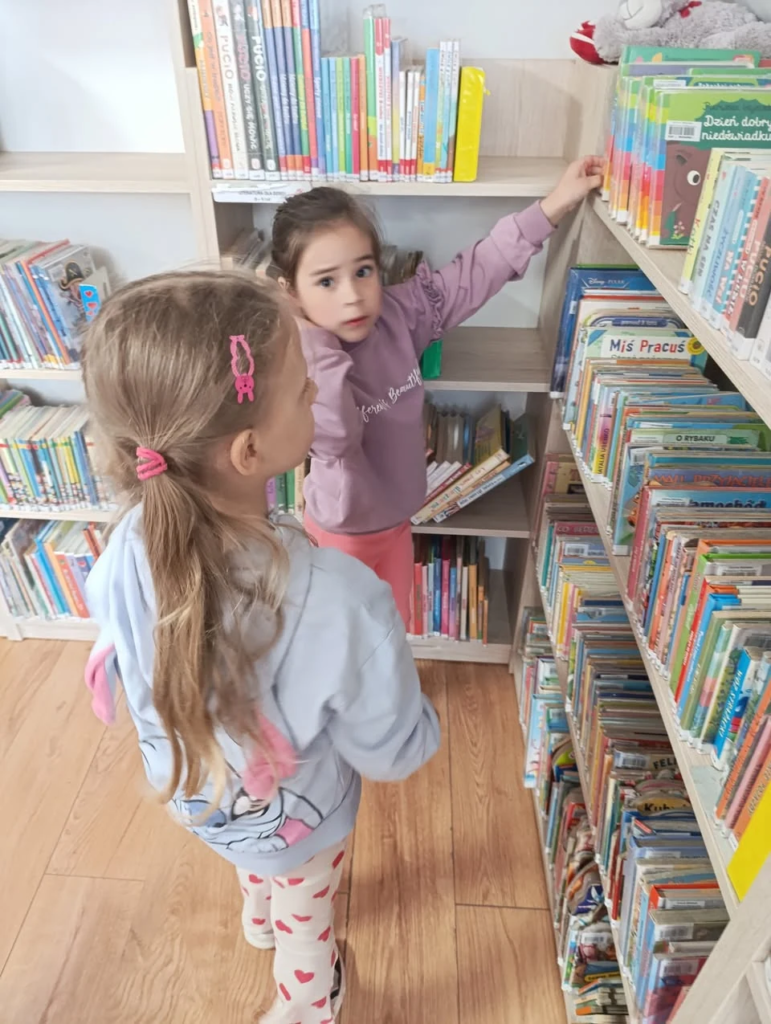 Dzieci poznają zbiory biblioteki