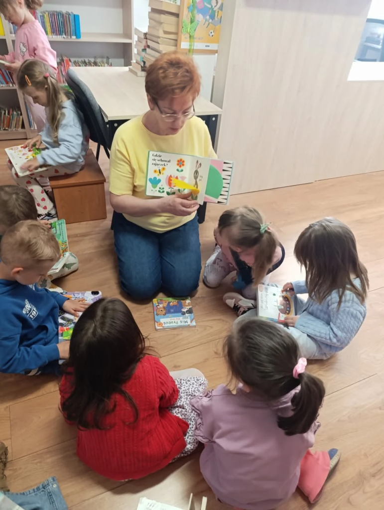 Głośne czytanie podczas Tygodnia Bibliotek