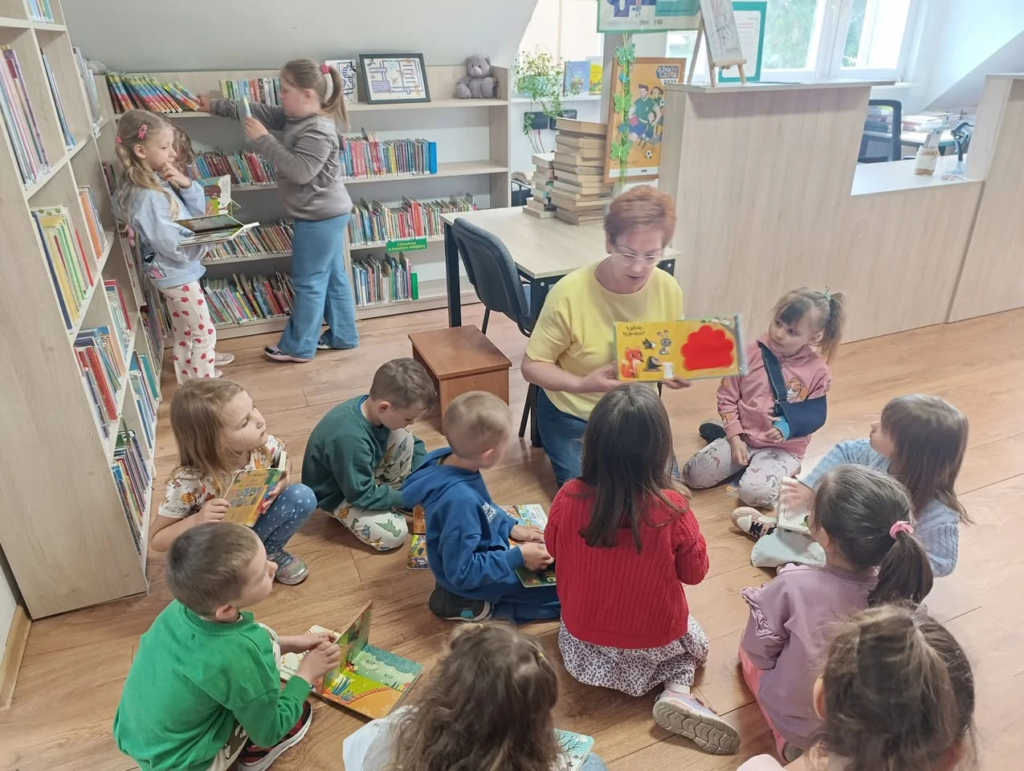 Dzieci słuchają bibliotekarki