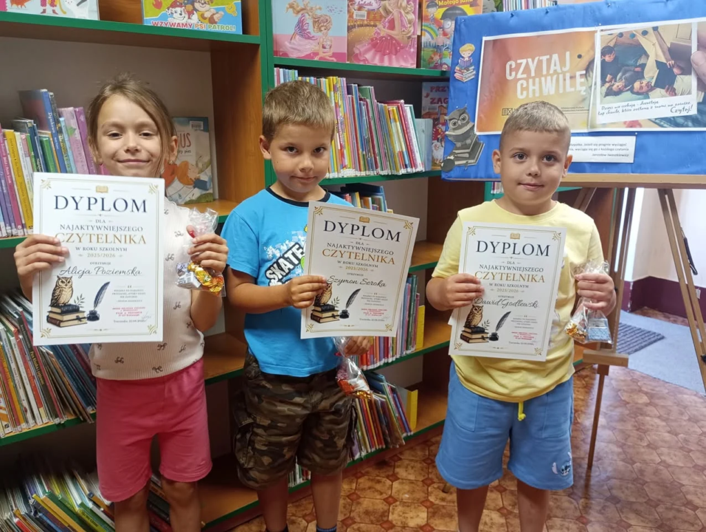 Najmłodsi czytelnicy z dyplomami