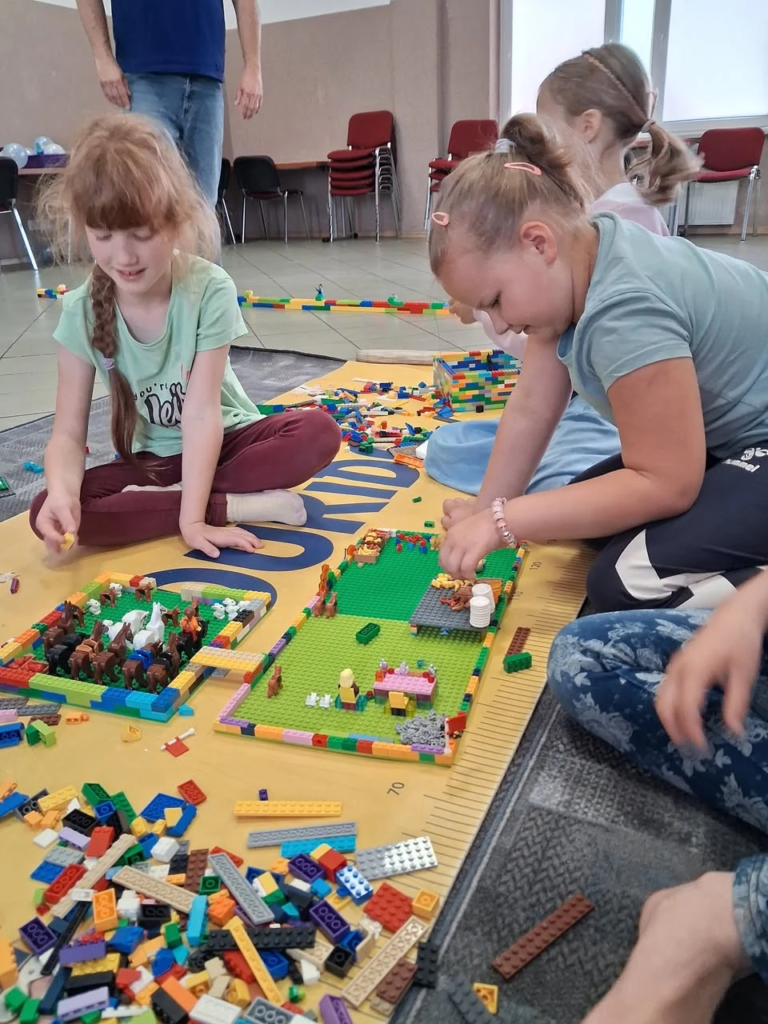Budowanie konstrukcji z klocków LEGO