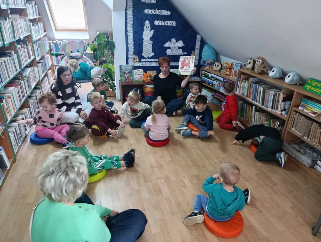 Wspólne czytanie w dziecięcym kąciku biblioteki